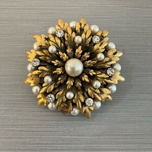 Vintage 1950s-60s Mid-Century Gold Tone Flower Brooch with Pearl & Rhinestones